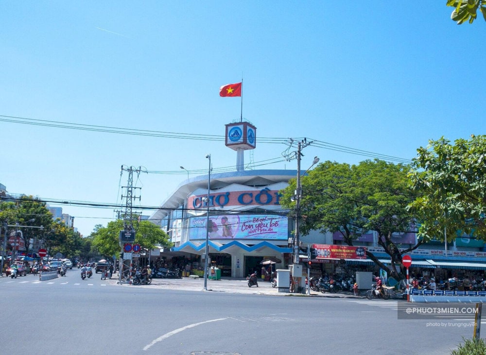 Chợ Cồn nằm ngay ngã tư của trục đường chính giúp du khách dễ dàng di chuyển bằng nhiều phương tiện khác nhau